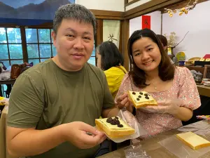 越南新住民紅青(右)和丈夫開心地展示手作健康三明治。(圖/移民署提供) ▲越南新住民紅青(右)和丈夫開心地展示手作健康三明治。(圖/移民署提供)