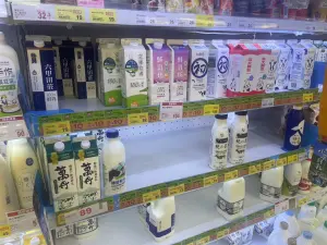▲六甲田莊鮮乳是由「台灣牧場」所產製的商品，其售價比其他多數的鮮乳品牌都還要來得便宜一些。（圖/記者張嘉哲攝）