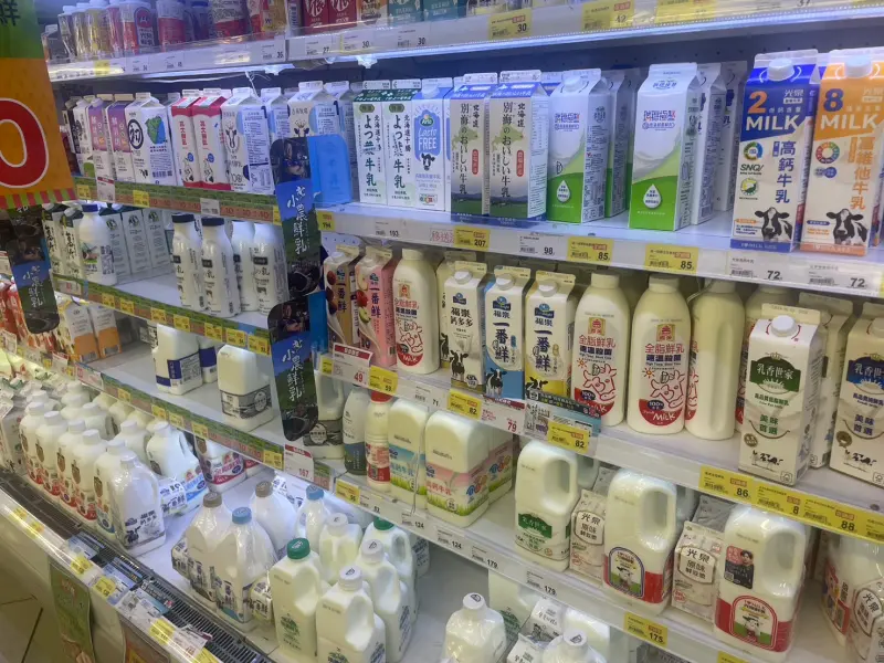 ▲全聯牛奶品牌選擇眾多，近日一款名為「六甲田莊鮮乳」的牛奶品牌深受大眾喜愛爆紅。（圖/記者張嘉哲攝）