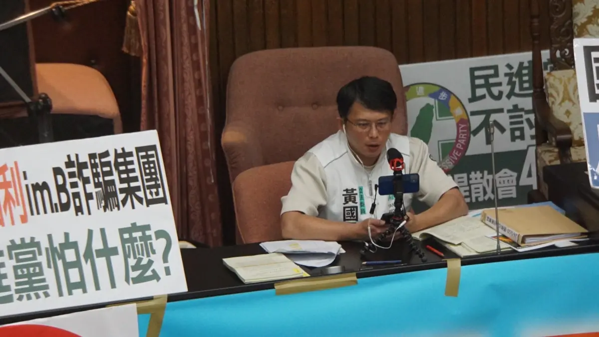 ▲黃國昌今繼續在主席台上直播，批民進黨反對改革。（圖／呂炯昌攝，20240528）