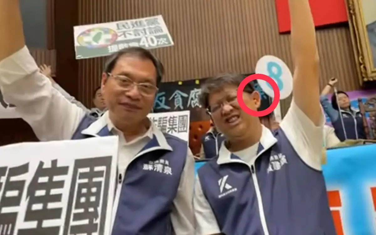 ▲國民黨立委黃建賓在立院議場戴耳塞。（圖／攝自黃捷臉書）