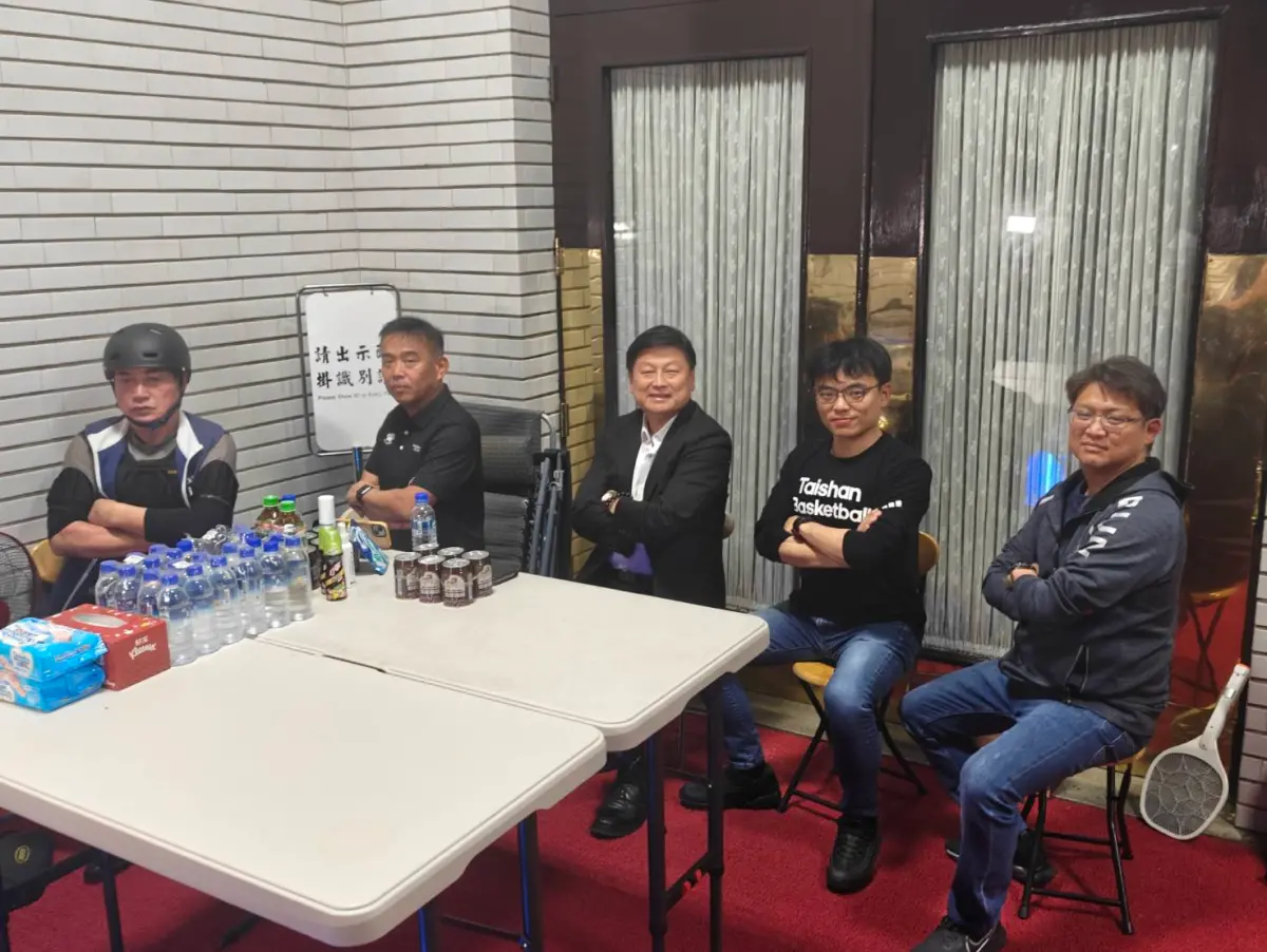 ▲國民黨立委從昨晚開始就守在議場門口。（圖／傅崐萁辦公室提供）