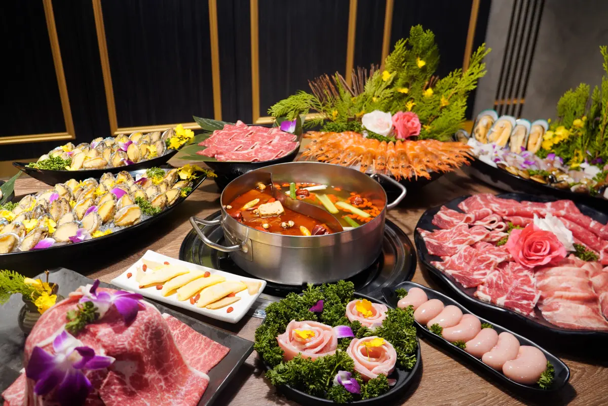 ▲馬辣集團新一波優惠來了，此次於6月推出含2成人以上同行，只要其一代表持有身分證/健保卡/護照號碼含「1,6,8」任2碼，即可享有特有優惠，加碼高檔食材吃到飽，像是新馬辣選擇指定方案，就可全桌享「九孔鮑魚吃到飽」。(圖／馬辣集團提供)