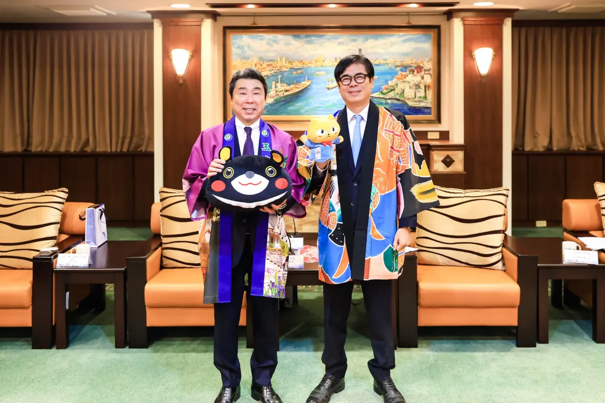 ▲玉名市藏原隆浩市長拜會高市府，陳其邁致贈藏原市長大漁旗和高雄熊，而藏原市長回贈玉名市傳統祭典服飾和玉名市吉祥物玉名貓玩偶，雙方也穿上玉名市傳統祭典服飾合影。（圖／高市府提供）