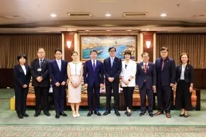 ▲日本熊本縣玉名市藏原隆浩市長(左五)一行與市府團隊合影。(圖/高市府提供) ▲日本熊本縣玉名市藏原隆浩市長(左五)一行與市府團隊合影。(圖/高市府提供)