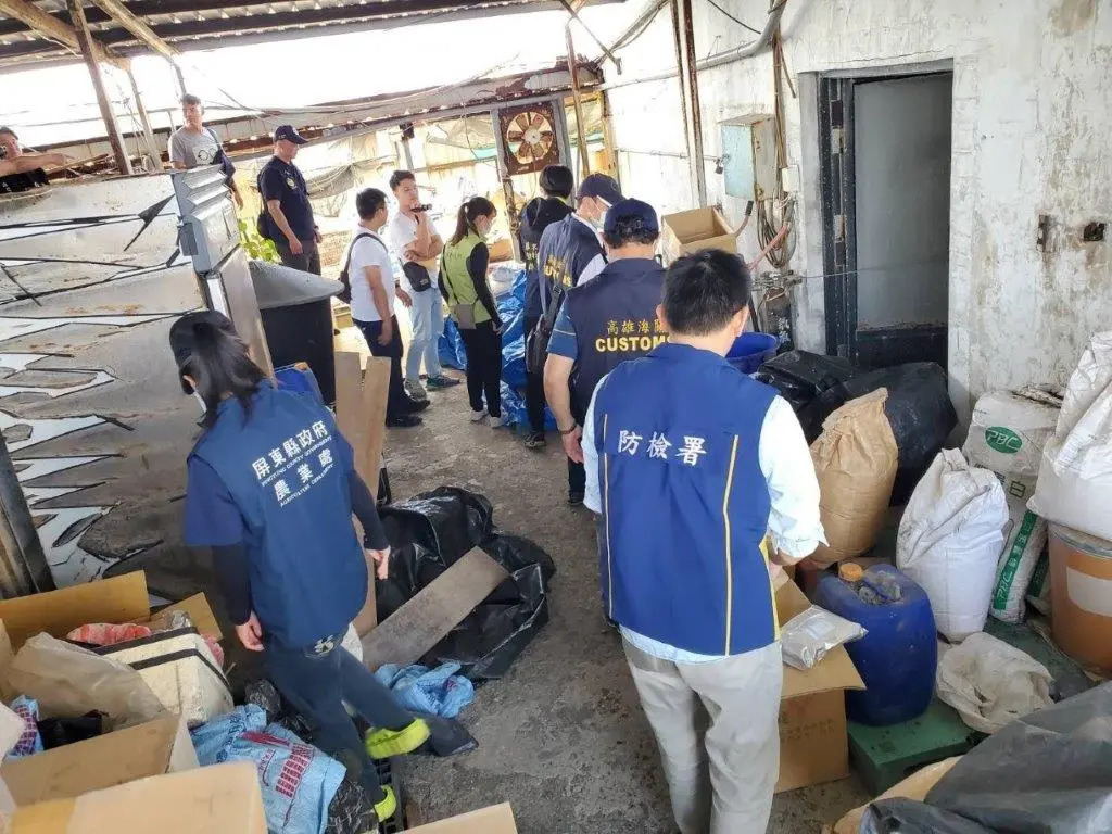 ▲防檢署人員會同海巡署高雄查緝隊及關務署高雄關與屏東縣動物防疫人員查緝非法動物用藥品。（圖／防檢署提供）