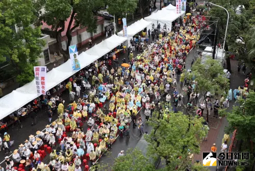 ▲立法院外抗議群眾已經滿出濟南路。（圖／NOWnews攝影中心）