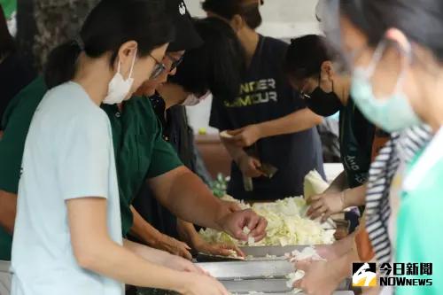 ▲濟南教會現場煮起民主麋給民眾當午餐。（圖／記者陳明安攝，2024.05.28）