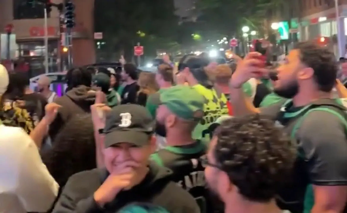 ▲NBA塞爾提克今日與溜馬東區冠軍戰G4，綠衫軍終場靠著Jaylen Brown攻下全場最高29分，率隊以105：102險勝溜馬，以4：0橫掃之姿成功前進總冠軍賽，這也讓波士頓球迷坐不住了，準備好迎接獨行俠球星Kyrie Irving的到來。（圖／取自社群X）