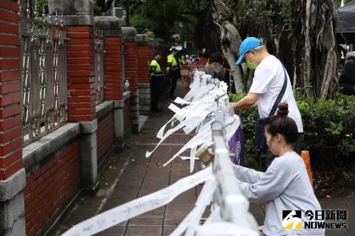 ▲民眾寫布條掛在立院周邊的圍欄上。（圖／NOWnews攝影中心）