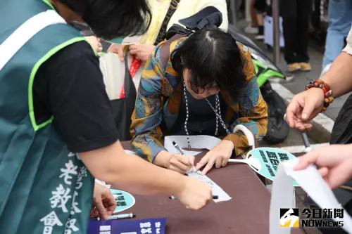 ▲民眾在布條上寫下活動訴求。（圖／記者陳明安攝，2024.05.28）