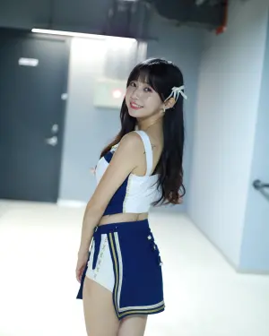 ▲慈妹穿Fubon Angels制服留影，32C、22、30好身材一覽無遺。（圖／慈妹臉書）