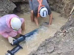 ▲昨晚苓雅區五權街與和平一路口出現坑洞,係因自來水管老舊漏水造成,目前台水已完成水管修護,後續再由水利局開挖修路護聯接管路面復舊。(圖/高市工務局堤共) ▲昨晚苓雅區五權街與和平一路口出現坑洞,係因自來水管老舊漏水造成,目前台水已完成水管修護,後續再由水利局開挖修路護聯接管路面復舊。(圖/高市工務局堤共)