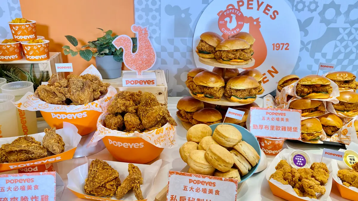 ▲Popeyes炸雞台灣許昌店5月30日開幕，台灣菜單價格、套餐種類一次公開，「極磅爽脆炸雞」一塊75元、「勁厚布里歐雞腿堡」單點149元，最便宜個人餐143元、及多人餐共30款組合開箱。（圖／記者蕭涵云攝）