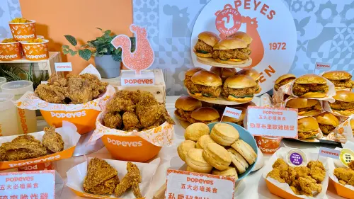 ▲Popeyes炸雞台灣許昌店5月30日開幕，台灣菜單價格、套餐種類一次公開，「極磅爽脆炸雞」一塊75元、「勁厚布里歐雞腿堡」單點149元，最便宜個人餐143元、及多人餐共30款組合開箱。（圖／記者蕭涵云攝）