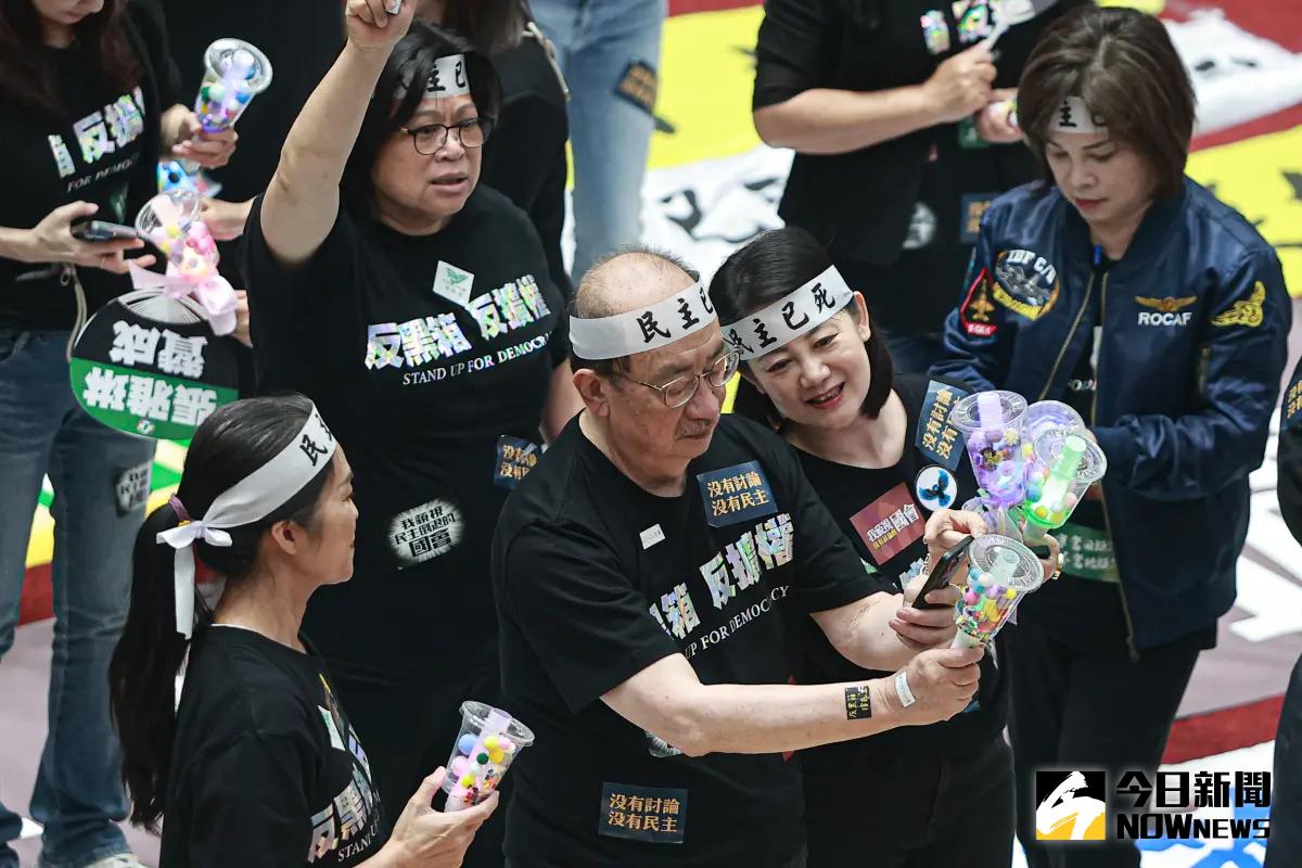 ▲立院國會改革表決大戰，民進黨立委與「珍奶手燈」合照。（圖／記者葉政勳攝，2024.05.28）
