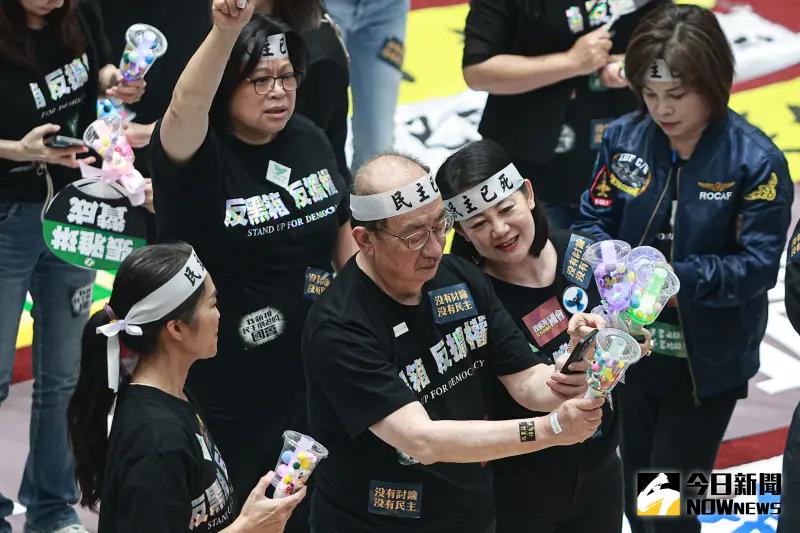 ▲立院國會改革表決大戰,民進黨立委與「珍奶手燈」合照。(圖/記者葉政勳攝,2024.05.28)