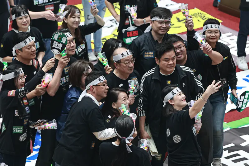 ▲立院國會改革表決大戰,民進黨立委與「珍奶手燈」合照。(圖/記者葉政勳攝,2024.05.28)