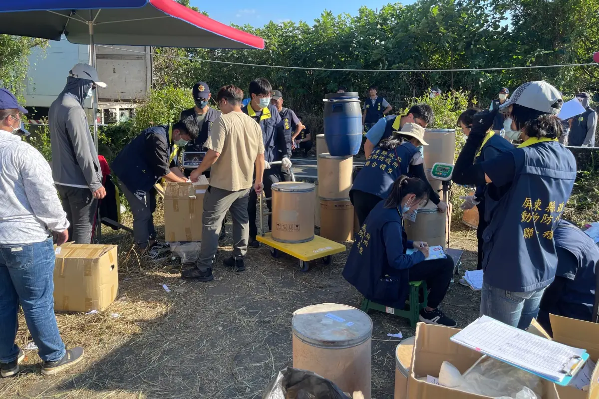 ▲屏東縣動物防疫所協力檢警查獲抗菌劑原料、製劑等動物用偽禁劣藥約6,000公斤。（圖／屏東縣府提供）