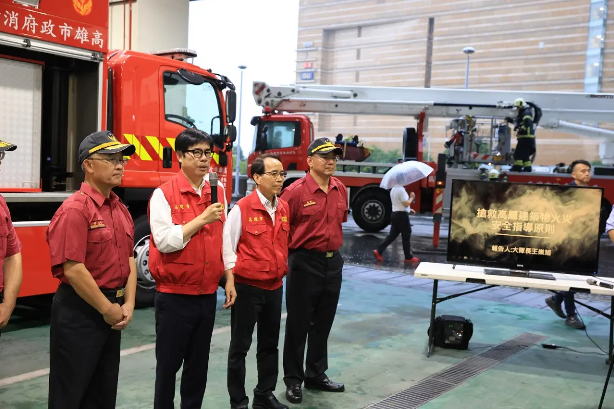 ▲新竹晴空匯火警造成２打火兄弟殉職，高雄市長陳其邁今天特別至消防局，關切高樓火災搶救的戰術部署並再三叮嚀消防同仁出勤務必注意安全。（圖／高市府消防局提供）