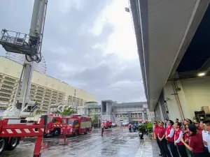 ▲消防局向陳其邁詳細介紹現有雲梯車功能及操作方式。為火災搶救提供了極大的便利。（圖／消防局提供）