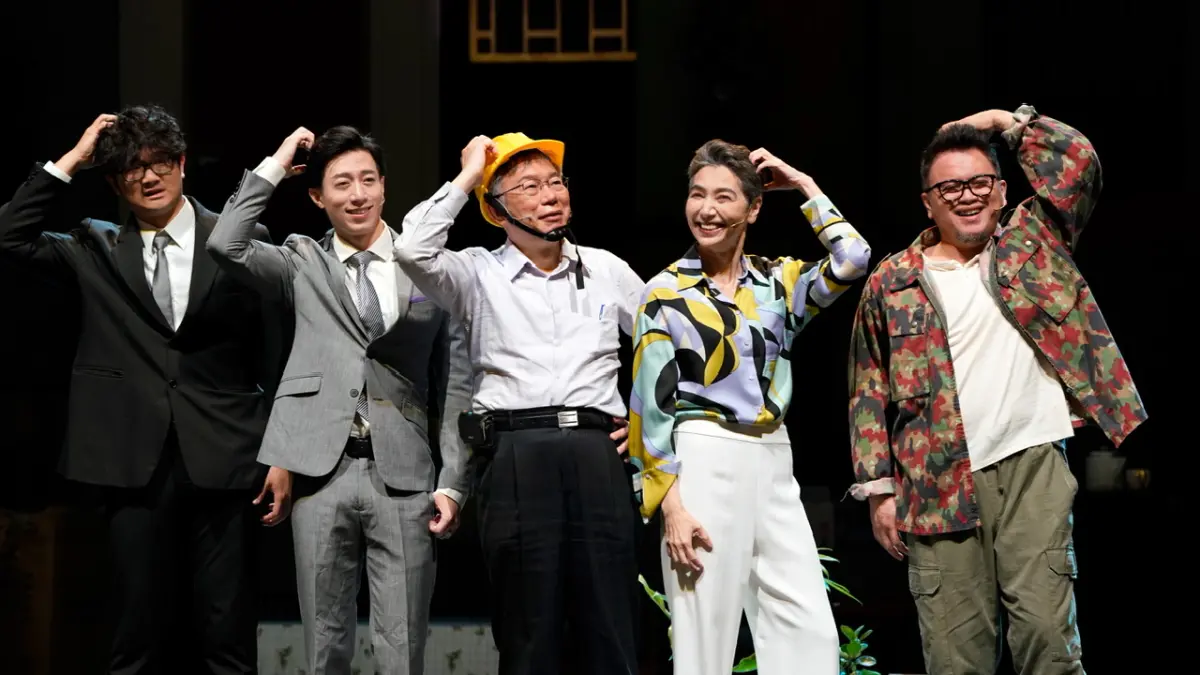 ▲全民大劇團療癒系音樂劇《倒垃圾》特別邀請了民眾黨黨主席柯文哲來跨界合作，讓他在劇中扮演他自己，為故事裡面臨都更的老社區做協調。（圖／全民大劇團提供）