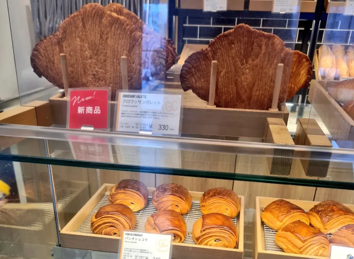 ▲最近在社群平台上，一款紅遍韓國的「扁可頌」開始席捲台灣，不止連鎖麵包店，連超商都趕緊跟風搶佔市場。（Ｘ@GriTokyo）