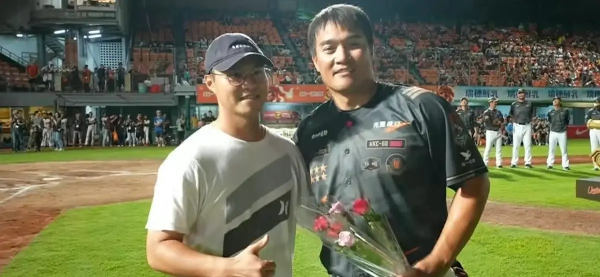 ▲前統一獅隊(現樂天桃猿)內野手吳桀睿，26日桃園比賽結束後特地開車趕往台南，為了就是要見證最尊敬的學長高國慶的引退儀式。（圖／取自CPBL TV）