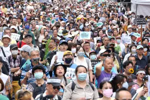 直擊青鳥!立院場外喊破5000人 這位「資深藝人」也上台嗆藍白