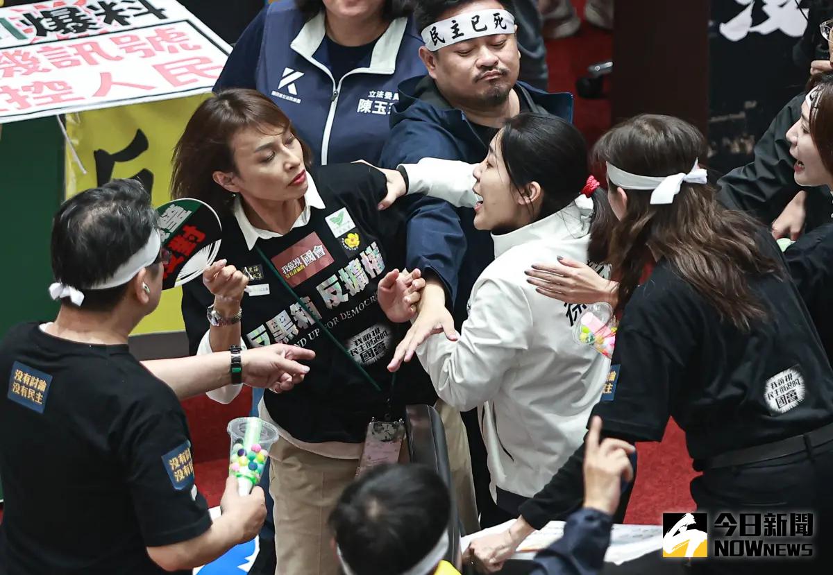 ▲國民黨力委徐巧芯加入混戰拉住邱議瑩衣領。（圖／記者葉政勳攝，2024.05.28）