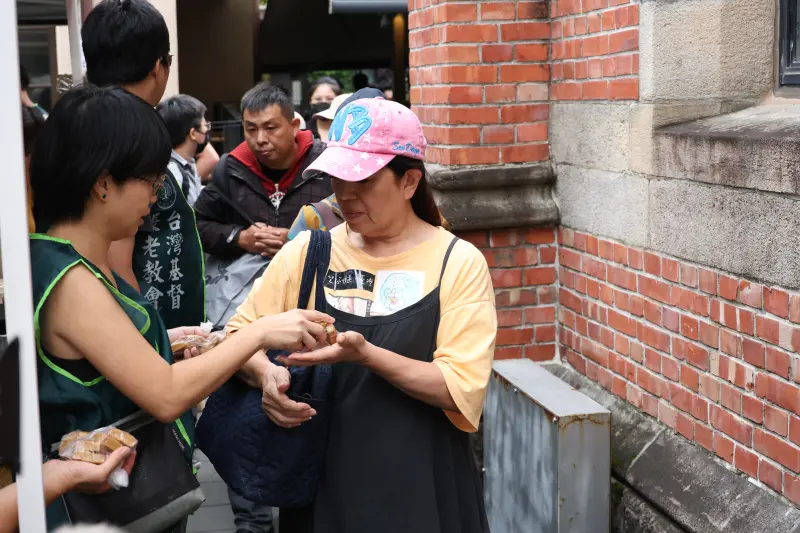 ▲抗議現場有許多熟食攤販，提供民眾補充熱量。（圖／攝影中心）