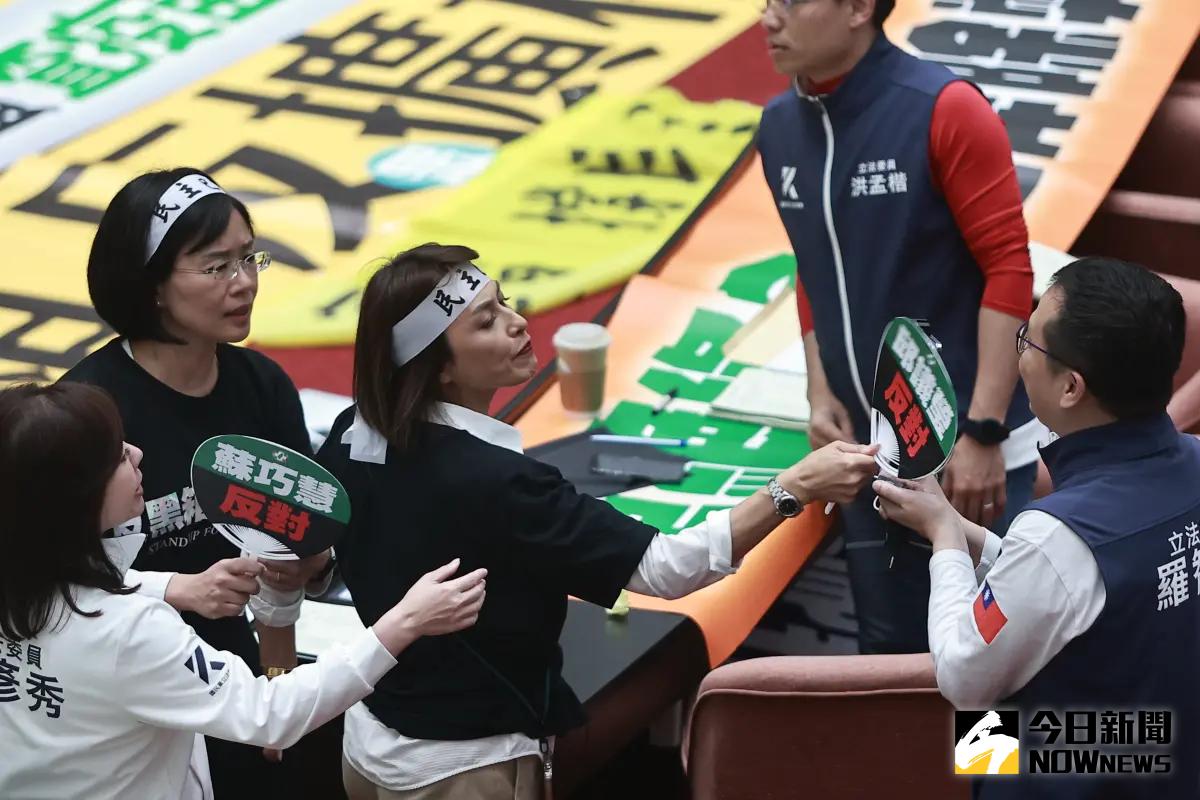 ▲民進黨立委邱議瑩拿扇子拍打羅智強的頭。（圖／記者葉政勳攝，2024.05.28）