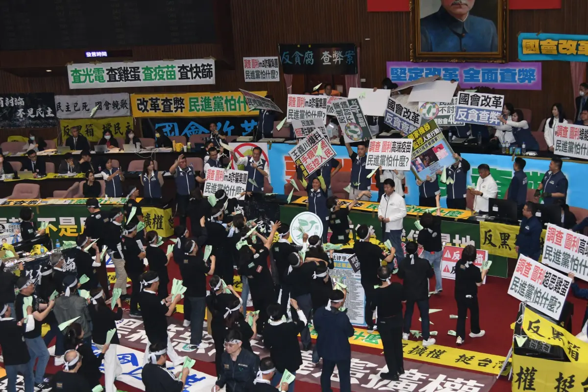 ▲民進黨立委在議場內拿出青色的紙飛機朝主席台射。（圖／攝影中心）