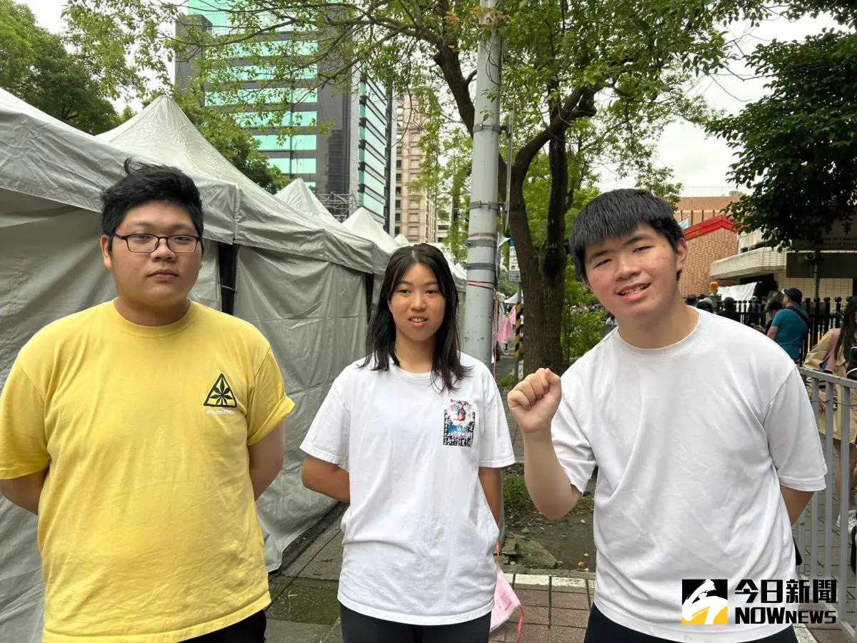 ▲528青鳥行動有三位學生前來支持，分別是蔡同學（左）、林同學（中）、邱武（右）。（圖／記者林怡昕攝，2024.05.28）