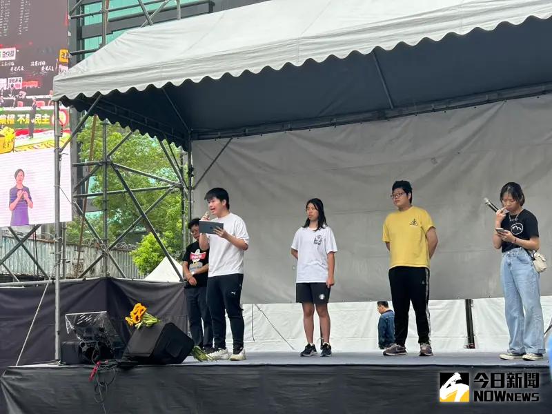 ▲就讀師大附中高一學生邱武（左）站上台論述自己立場。（圖／記者林怡昕攝，2024.05.28）