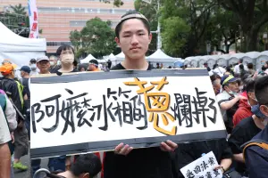 現場批評黃國昌的標語。 ▲現場批評黃國昌的標語。(圖/攝影中心)