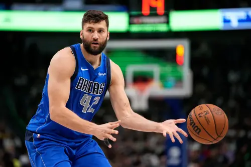 ▲達拉斯獨行俠內線Maxi Kleber，傳出有望在西區決賽的第4戰回歸，期望能補上Dereck Lively II缺陣的空缺。（圖／美聯社／達志影像）