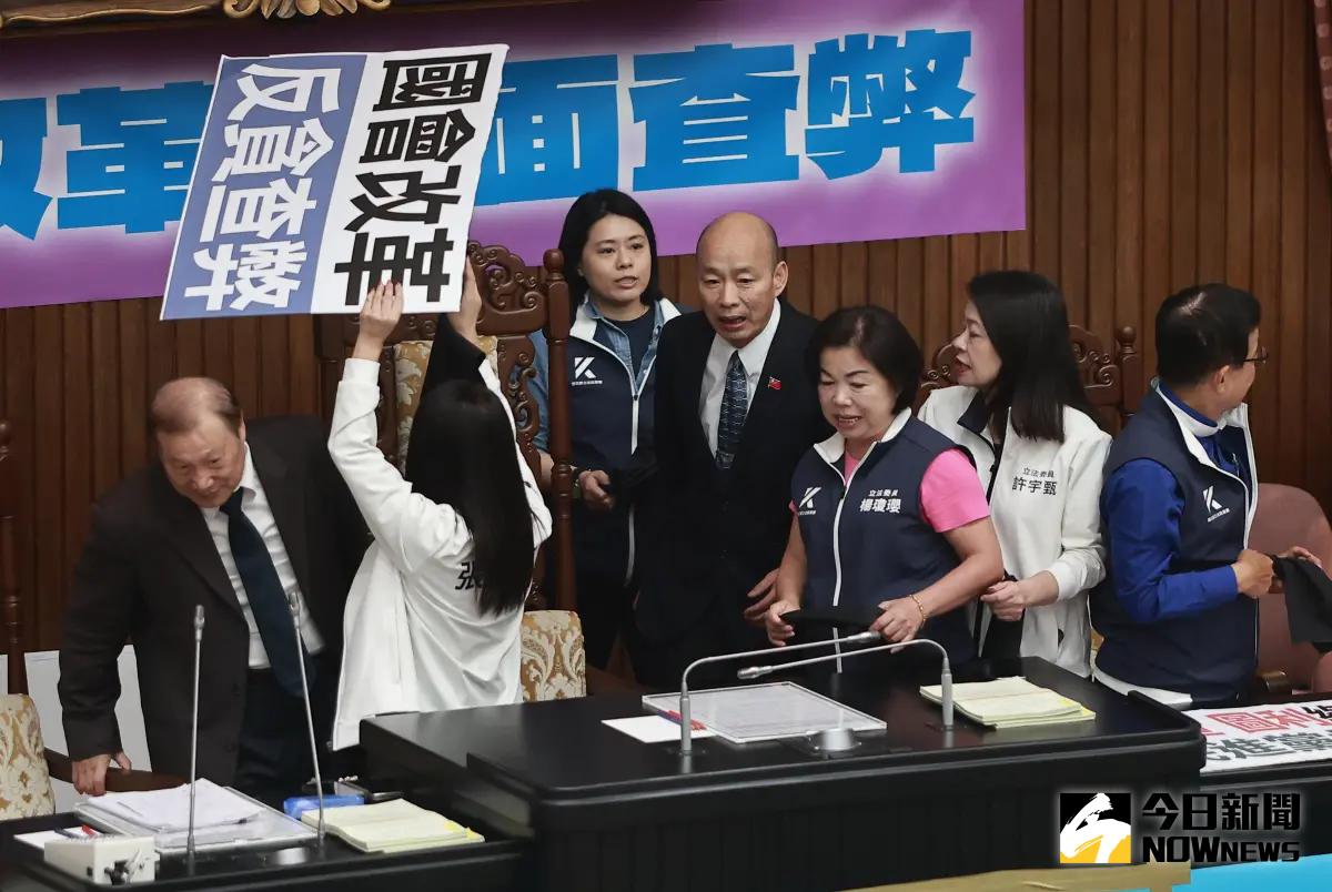 ▲立院三讀通過《立法院職權行使法》，群眾怒嗆立法院長韓國瑜下台。（圖／葉政勳攝，20240528）