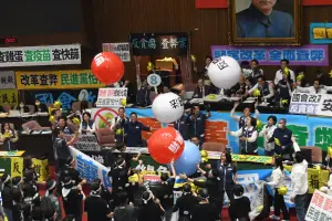 ▲民進黨立委拿出好幾顆大球，上面寫著「反黑箱」、「反擴權」、「反惡法」等標語，往主席台上丟。（圖／攝影中心）