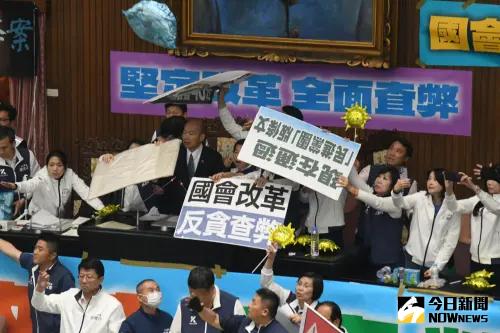 ▲民進黨立委朝主席台丟垃圾。(圖/NOWnews攝影中心) ▲民進黨立委朝主席台丟垃圾。(圖/NOWnews攝影中心)