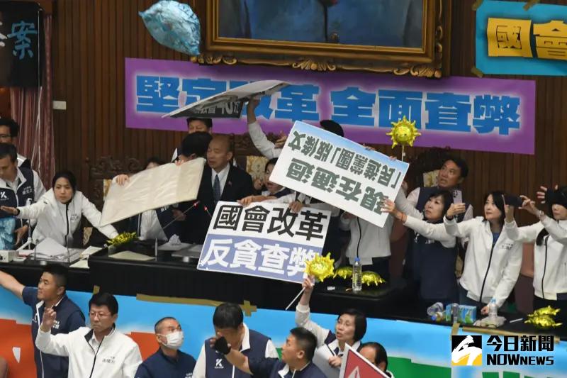 ▲民進黨立委朝主席台丟垃圾。（圖／NOWnews攝影中心）