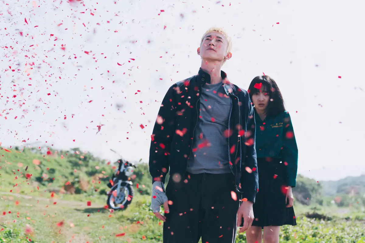 ▲吳慷仁（左）在《塑膠花》劇中化身更生人，與金鐘女星李沐譜出一段亡命虐戀。（圖／抓馬文化）