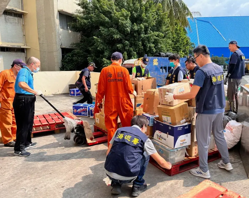 ▲海巡署偵防分署高雄查緝隊緝獲大量非法動物用藥，防止流入市面危害民眾。(圖／海巡署高雄查緝隊提供)