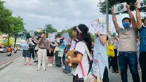 ▲小妹妹抱著自己的小豬娃娃上街頭。（圖／記者顏幸如攝，2024.05.28）