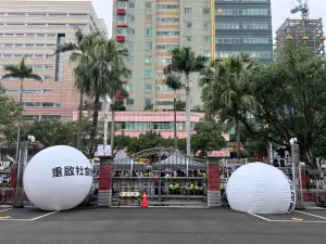 大球被推入立法院內。 ▲大球被推入立法院內。(圖/攝影中心)
