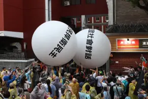 民眾試圖將大球推入院內未果。(圖/攝影中心) ▲民眾試圖將大球推入院內未果。(圖/攝影中心)