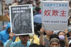 (圖/攝影中心) ▲民眾拿起標語抗議。(圖/攝影中心)