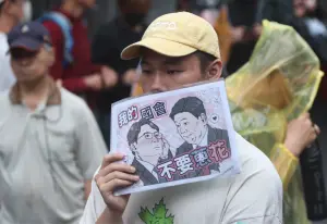 ▲民眾拿起標語抗議。(圖/攝影中心) ▲民眾拿起標語抗議。(圖/攝影中心)
