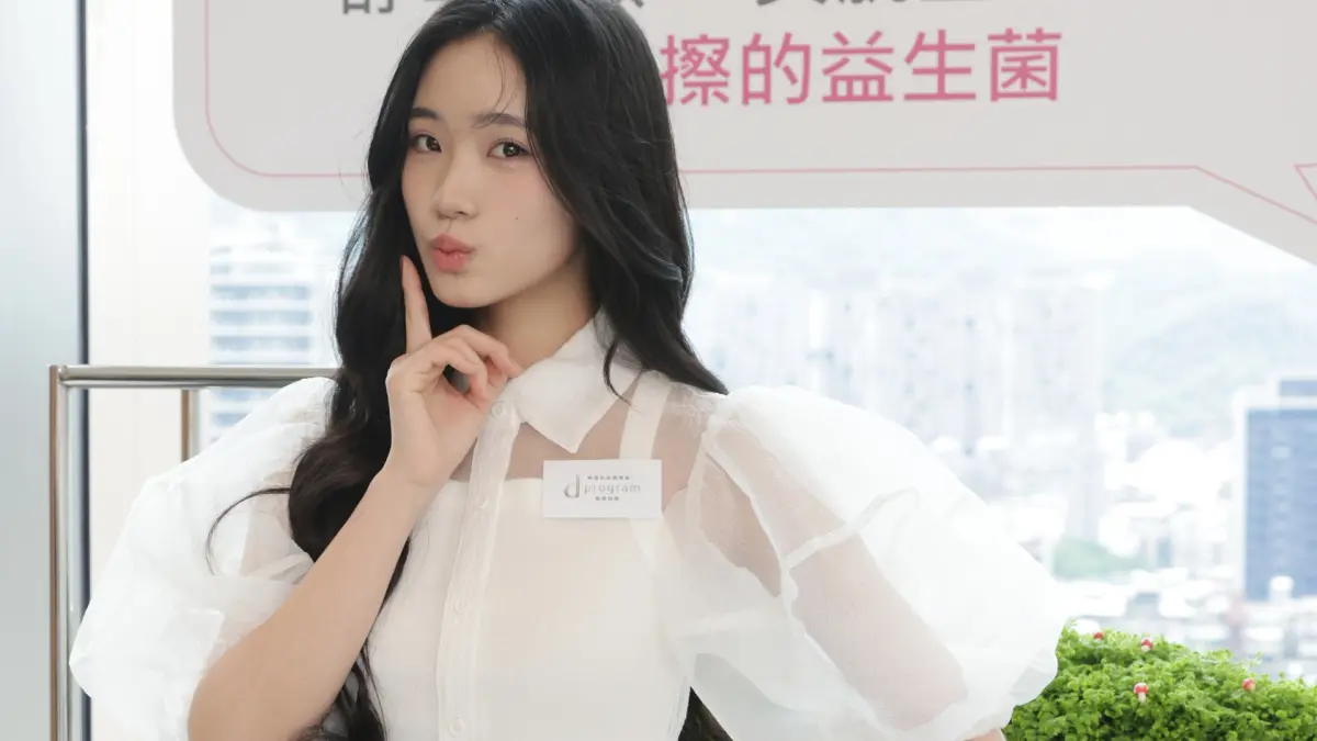 ▲小S二女兒Lily（許韶恩）自爆，學媽媽在痘痘上點一顆痣，沒想到去到學校卻讓她糗到不行，當場被同學指：「妳臉上有髒東西。」（圖／d program敏感話題提供）