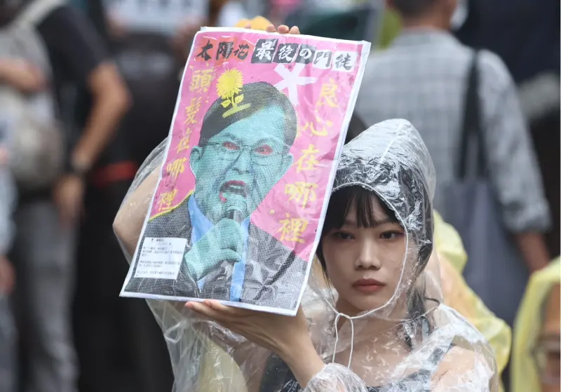 ▲民眾不滿藍白聯手強行通過國會改革法案，今日再度走上街頭包圍立院。（圖／NOWnews攝影中心）